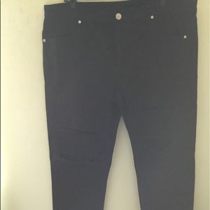 💜 Black ripped jeans. 💜